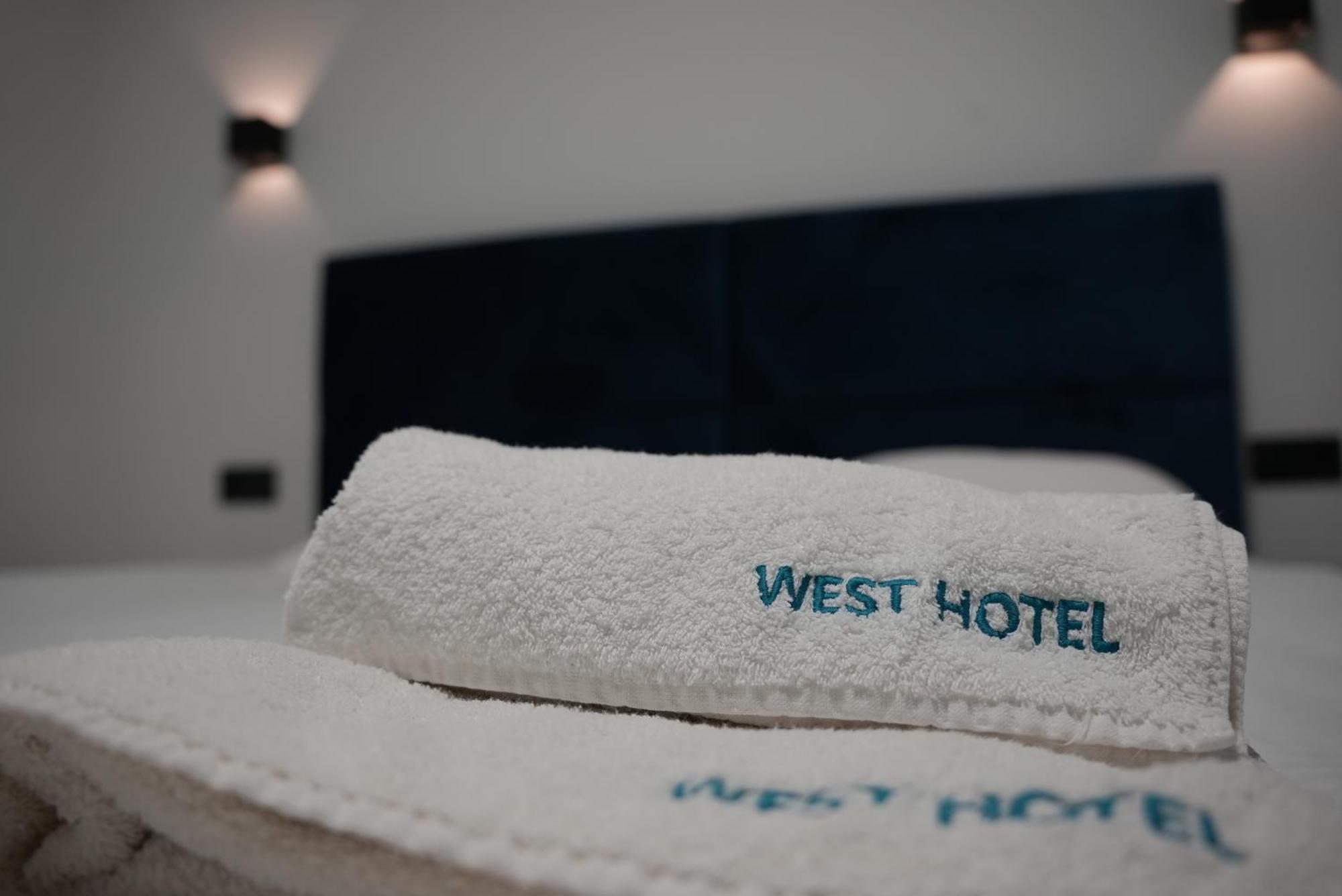 West Hotel Мостиська Номер фото