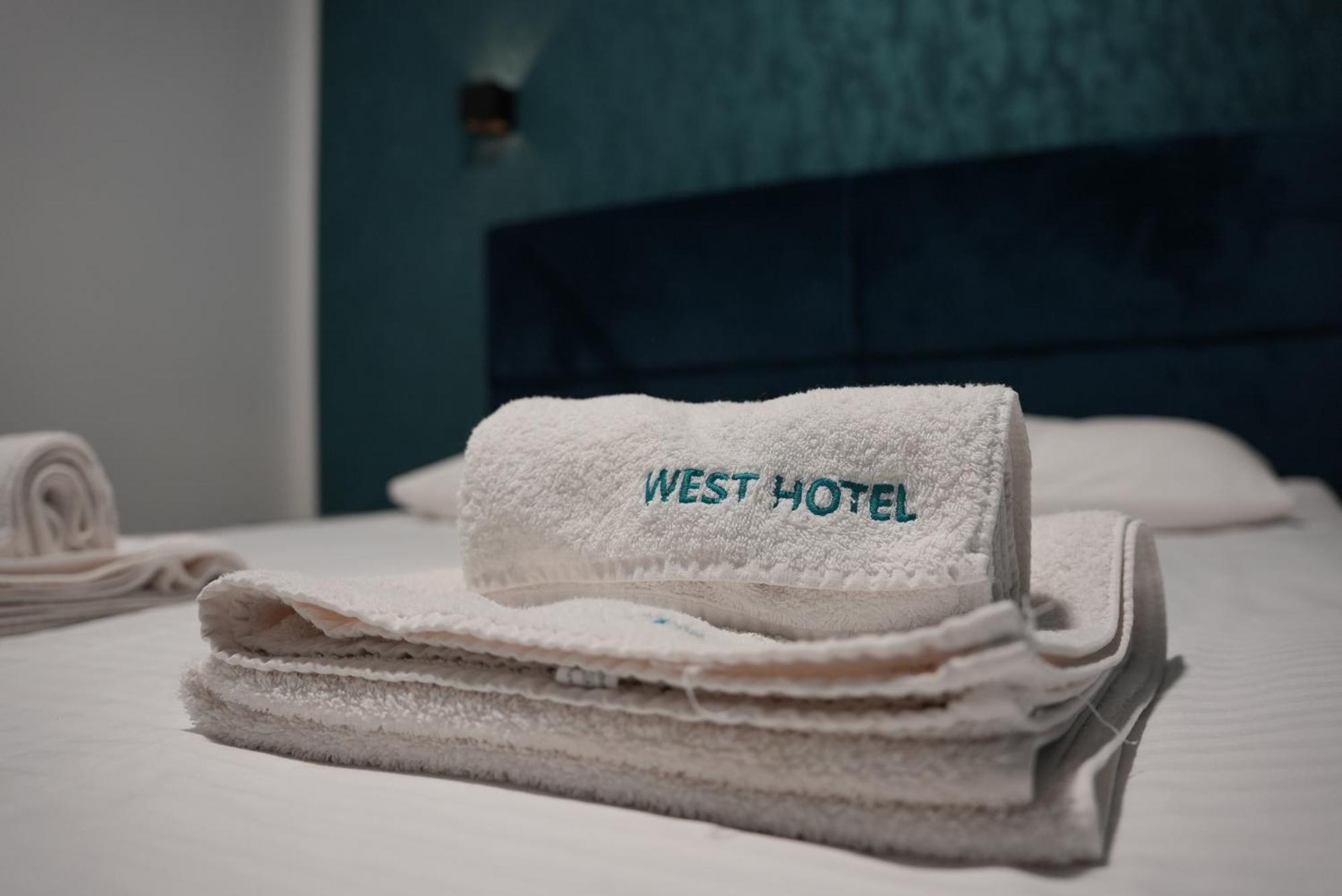 West Hotel Мостиська Екстер'єр фото