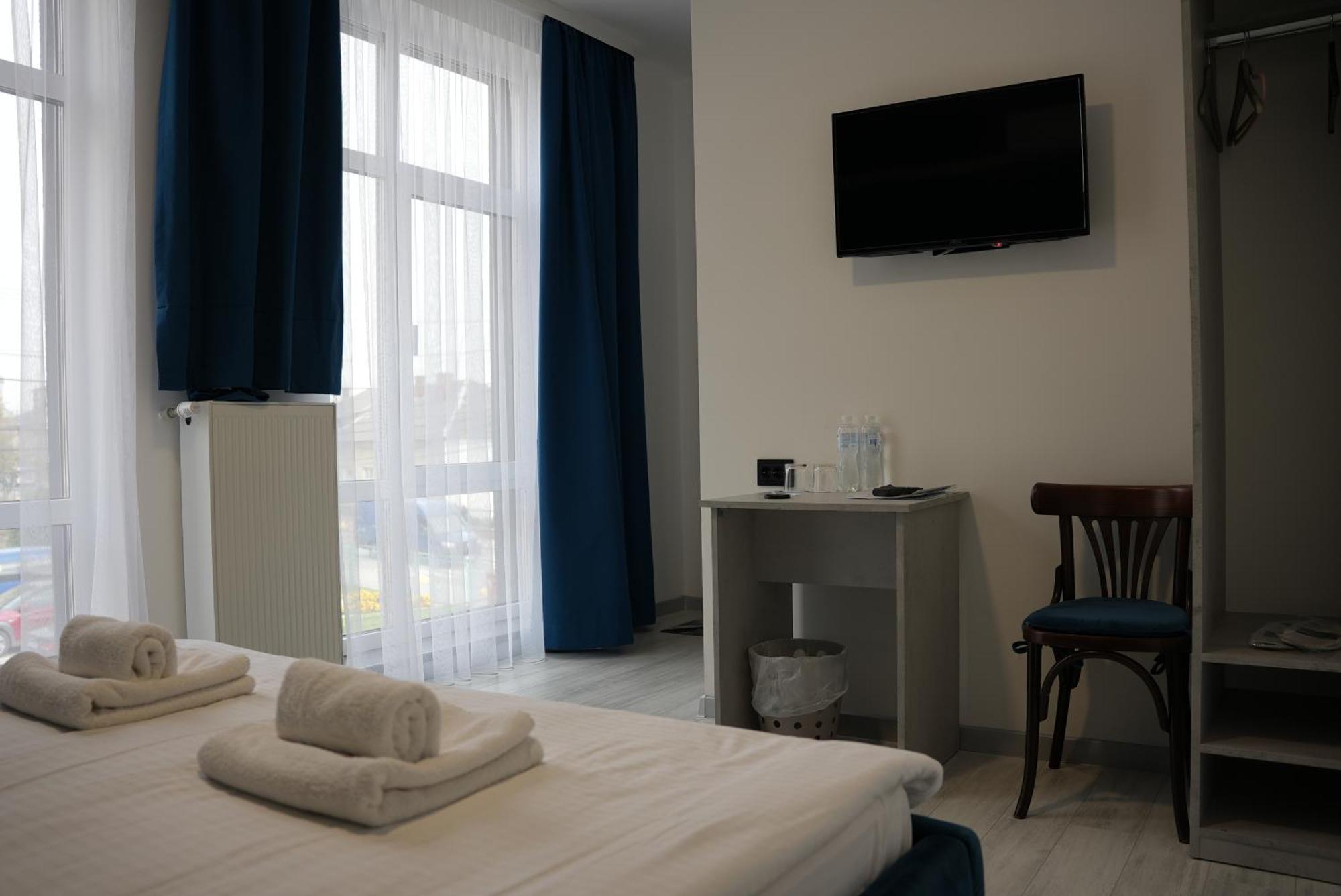 West Hotel Мостиська Екстер'єр фото